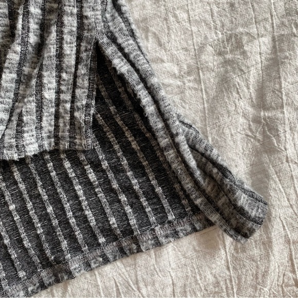 American Eagle Soft Turtleneck Hi Low Sweater Gray Ribbed Fuzzy Small Boxy - Picture 4 of 6